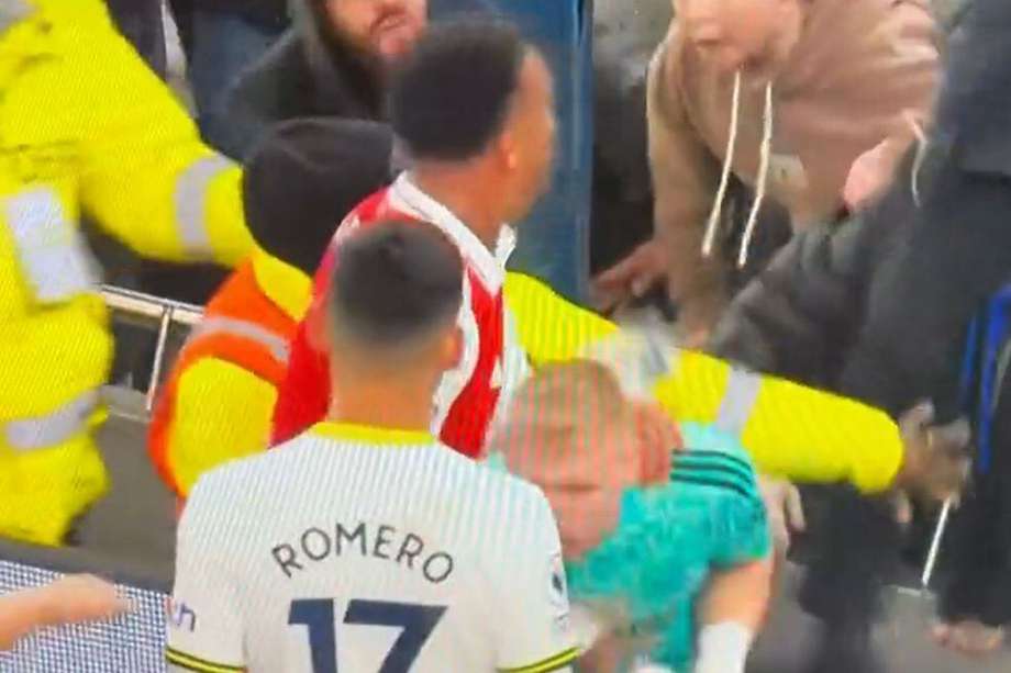 El momento en el que el fanático de Tottenham golpea al arquero de Arsenal.