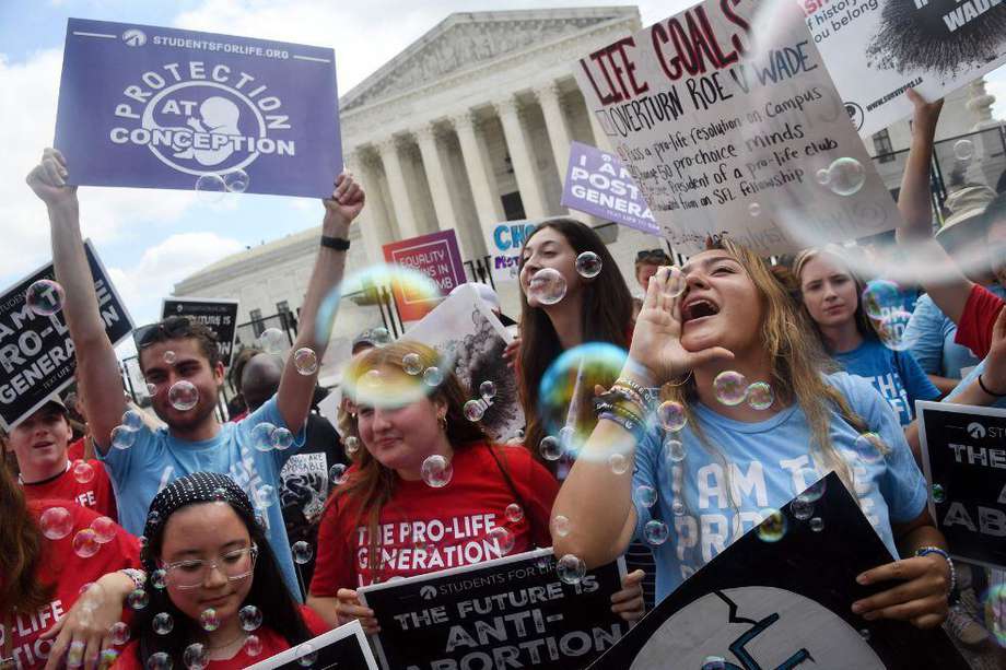 Activistas contra el aborto celebran frente a la Corte Suprema de EE. UU., en Washington.