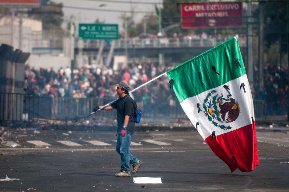 La sociedad civil en Jalisco se manifiesta en contra de la violencia. La represión policial es la respuesta de las autoridades