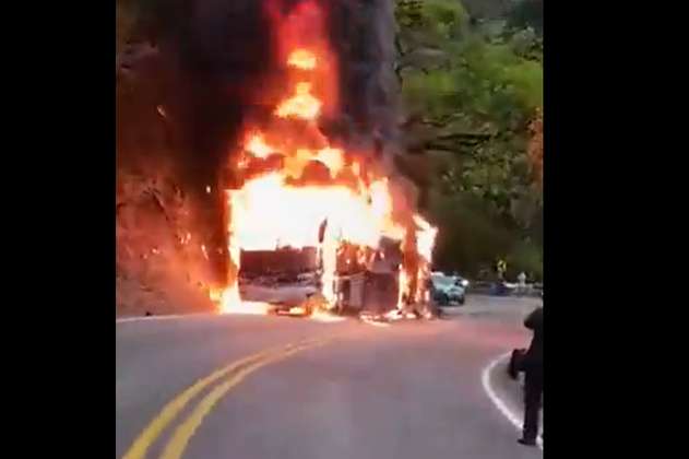 Bus que cubría la ruta Bogotá-Bucaramanga se incendió en Piedecuesta, Santander