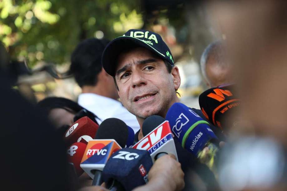 Alejandro Char, alcalde de Barranquilla, en una improvisada rueda de prensa este miércoles.