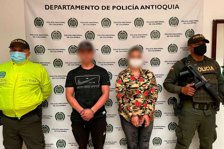 El hombre conocido como alias ‘Zarco’ (izquierda) y la mujer, alias ‘La Guacharaca’ (derecha) fueron capturados por ser sospechosos de participar del atentado contra los policías.