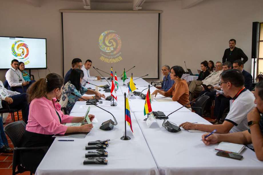 Ministros y ministras de ambiente de los ocho países de la Amazonia, reunidos en la Cumbre Amazónica que se realizó en Leticia.