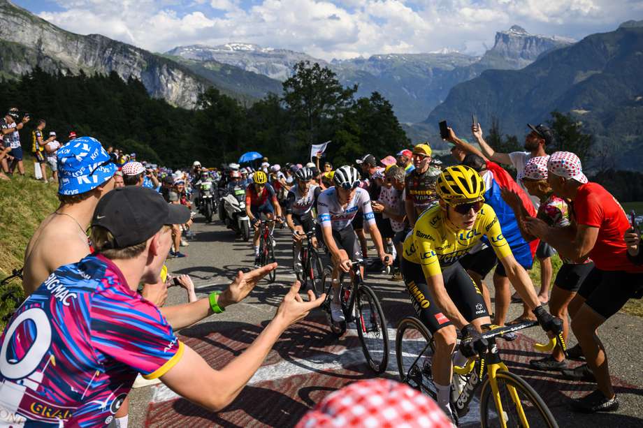 El pelotón del Tour de Francia viene de competir en Morzinem, cerca de la frontera con Suiza.