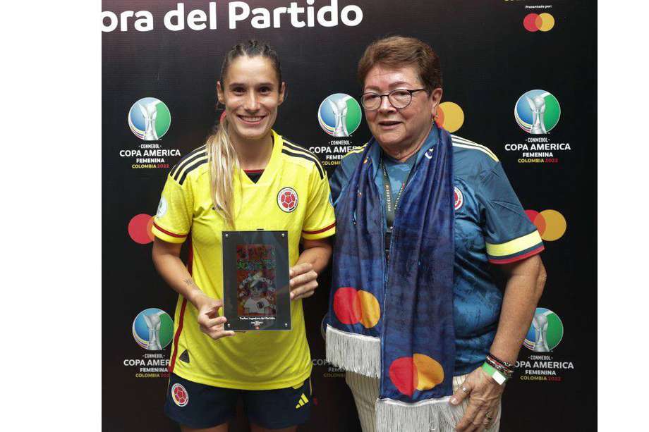 Amparo Maldonado fue la encargada de entregarle a Daniela Montoya la placa de la mejor jugadora del partido. Fue en el debut de Colombia en la Copa América Femenina.