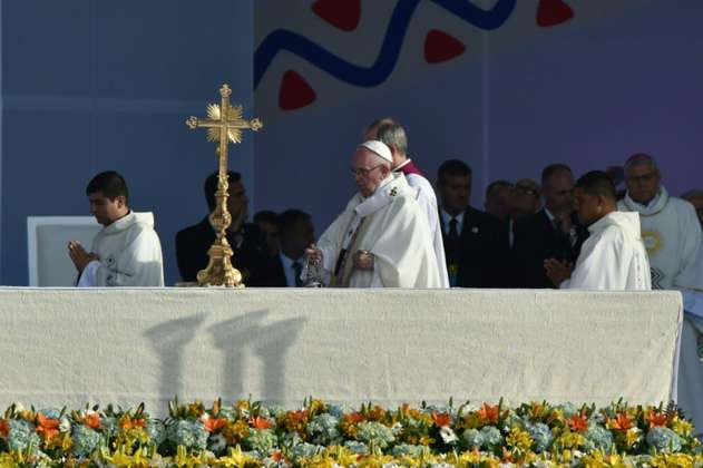 No importó la lluvia: 1,3 millones de personas en Bogotá acompañan al papa en misa campal