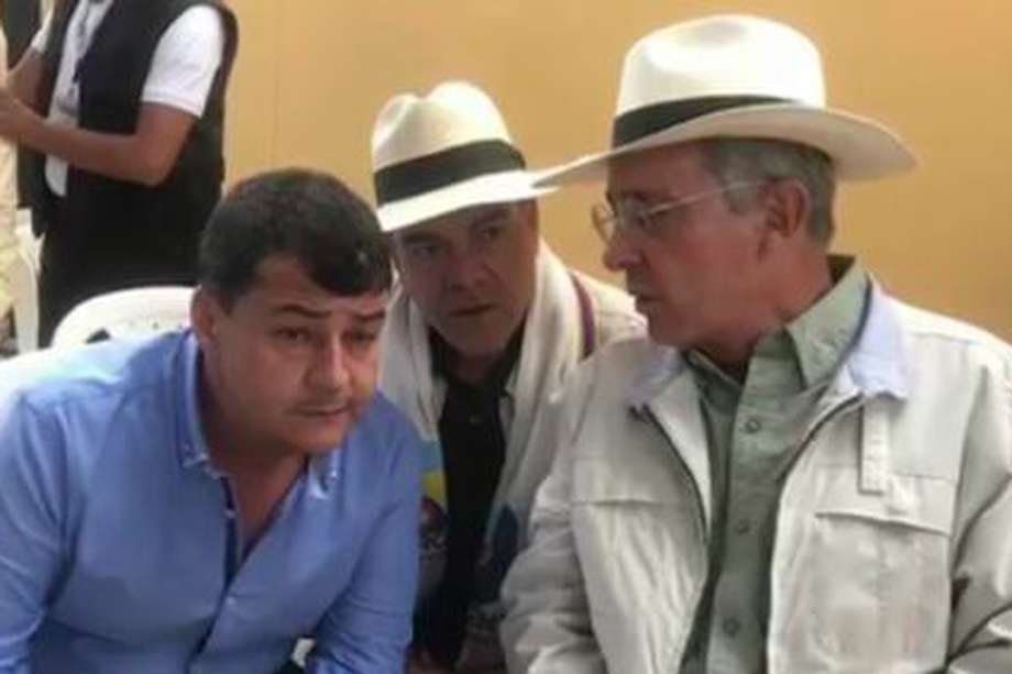 César Giraldo "Calzones" junto a Álvaro Uribe Vélez. Atrás el excongresista Carlos Felipe Mejía.