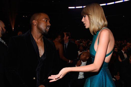 Kanye West y Taylor Swift en los premios Grammy 2015. / AFP