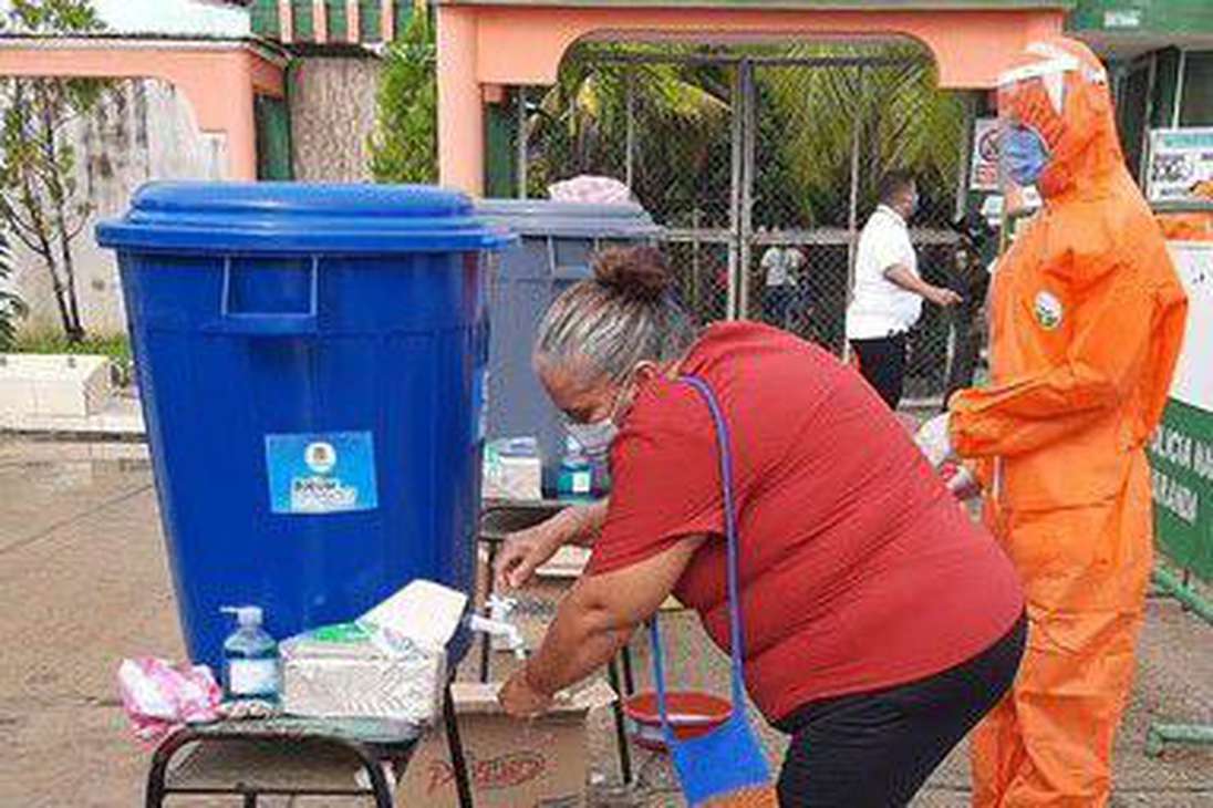 La toma de temperatura y lavado de manos era obligatorio antes de entrar a votar
