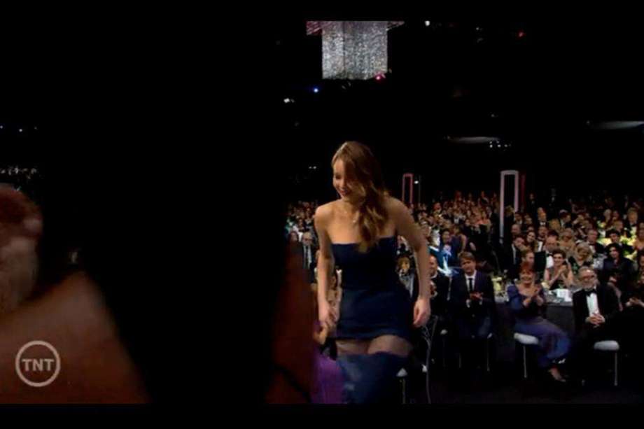 Jennifer Lawrence, en los premios SAG 2013, tuvo un problema con su vestido. / Tomada de Youtube.
