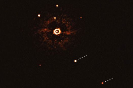En la imagen quedó registrado el momento en que los dos exoplanetas orbitan alredor de la estrella TYC 8998-760-1.