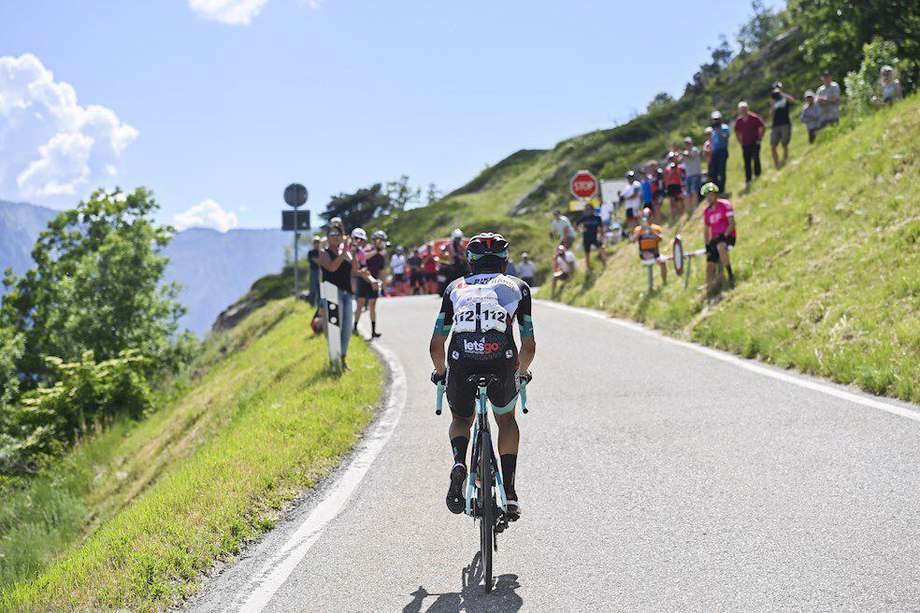 El colombiano Esteban Chaves, durante la quinta etapa de la Vuelta a Suiza 2021.