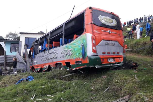 Accidente en vía Bogotá-Medellín deja al menos once personas heridas