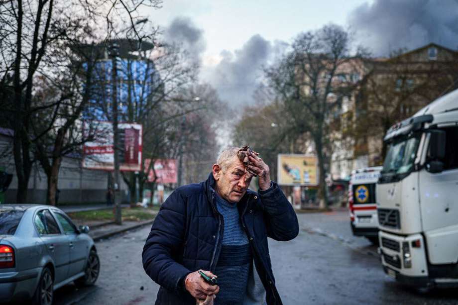 Un hombre herido se encuentra en una calle después del bombardeo ruso a la ciudad ucraniana de Jersón el 24 de diciembre de 2022.