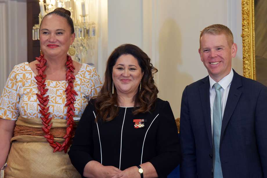 La vice primera ministra de Nueva Zelanda, Carmel Sepuloni (izq.), la gobernadora general de Nueva Zelanda, Cindy Kiro (c) y el nuevo primer ministro, Chris Hipkins (der.) durante la ceremonia de juramento en la Casa de Gobierno de Wellington, Nueva Zelanda, 25 de enero de 2023.
