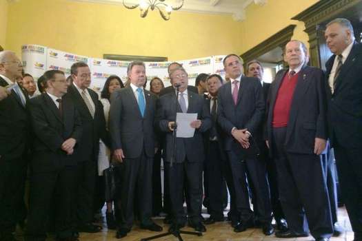 Cerca de 50 congresistas conservadores oficializan su apoyo a reelección de Santos