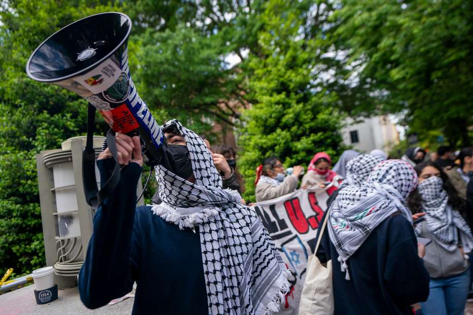 Estudiantes universitarios pro-palestinos exigen a sus instituciones que corten los vínculos con empresas que suministran armas a Israel.