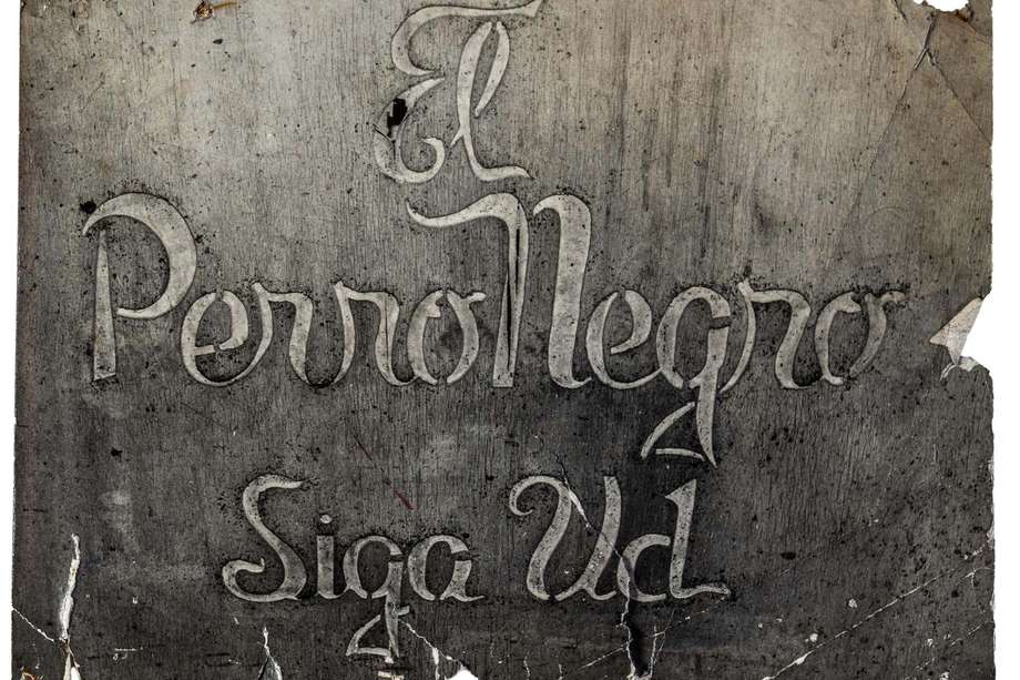 Esta fotografía de un viejo aviso del Perro Negro fue un regalo de los dueños del bar a la fotógrafa Luchi Castro para una serie fotográfica que estaba haciendo sobre bares de tango en el viejo Medellín en 1985. Cortesía: Archivo Águila Descalza.