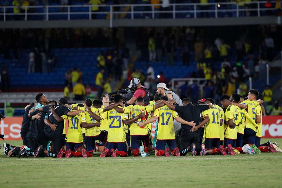 Los jugadores de Colombia luego de vencer a Argentina en el último partido de la fase de grupos del Sudamericano Sub 20.