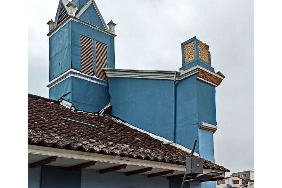 En el caso específico de Loja (Ecuador), la fachada del Colegio La Dolorosa y una torre de su iglesia se desplomaron a causa del terremoto. 