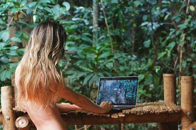 La youtuber que vive desnuda en la selva: ¿decisión ideal o fantasía digital?