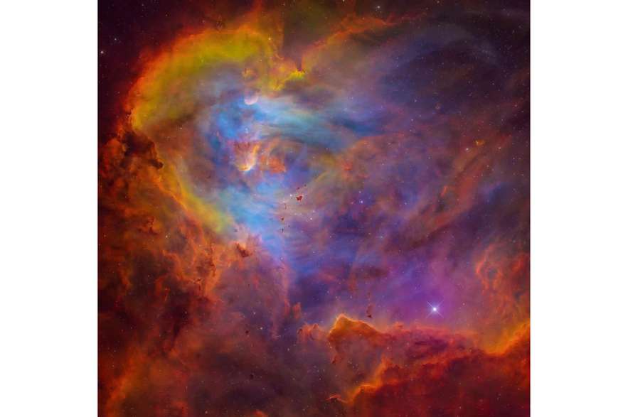 "Esta es una imagen sorprendentemente bella de la nebulosa del Pollo Corriendo (IC2944). El fotógrafo ha conseguido captar los vibrantes colores de la nebulosa, así como el cúmulo estelar incrustado", dijo uno de los jueces de la competencia.