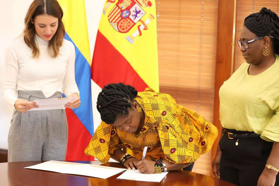 La ministra de igualdad de España, Irene Montero, y la vicepresidenta Francia Márquez suscribieron el acuerdo durante una reunión en Bogotá.