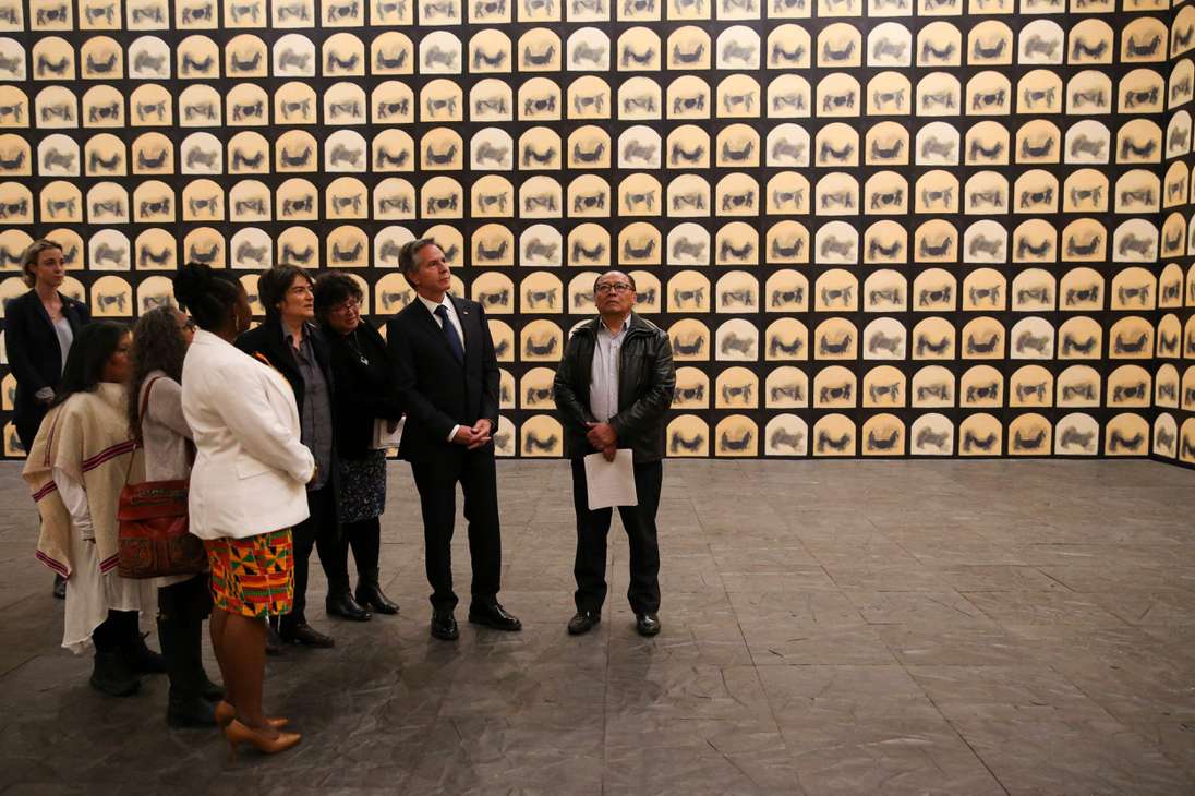 El secretario de Estado de EE. UU., Antony Blinken (2.° der.) y la vicepresidenta de Colombia, Francia Márquez (izq.), visitan el Museo Fragmentos.
