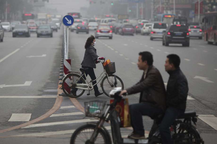 Imagen de referencia. Peatones circulaban por las calles contaminadas de Shenyang en China durante el martes 22 de octubre de 2013. EFE/Wu Hong