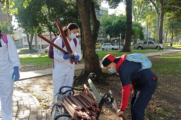 Jóvenes del Idipron reparan las sillas del Park Way en Bogotá