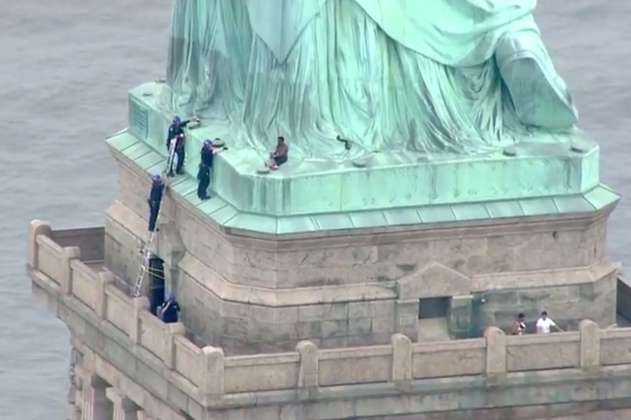 Mujer escaló Estatua de la Libertad para protestar contra Trump 