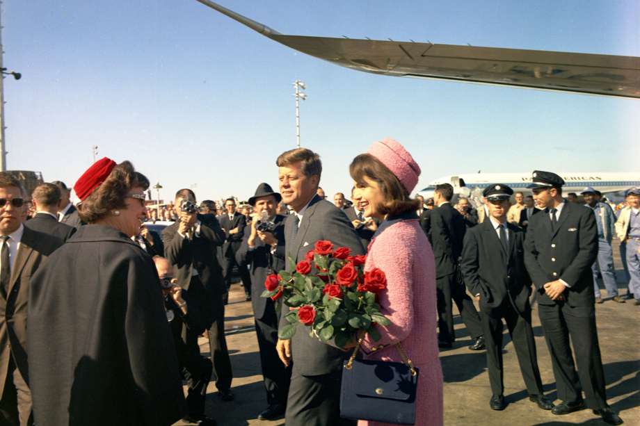 Fotografía de la Biblioteca y Museo Presidencial de John F. Kennedy donde aparece Kennedy y su esposa, la primera dama Jacqueline B. Kennedy (1929-1994), a su llegada el 22 de noviembre de 1963 al aeropuerto local de Love Field, en Dallas, Texas (EE. UU), el mismo día que el presidente fue asesinado. 