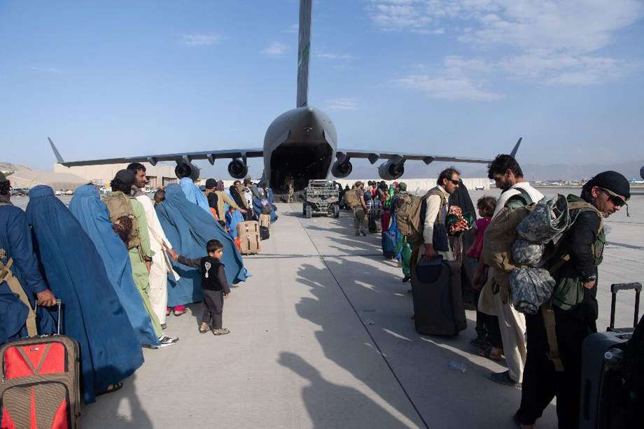 Varios países confirman que seguirán evacuando personas de Afganistán, a pesar de los ataques terroristas.