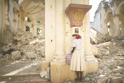 El Palacio Nacional de Haití, sede del gobierno nacional, quedó severamente destruido tras el terremoto al igual que el 65 % de edificios de Puerto Príncipe. / AP
