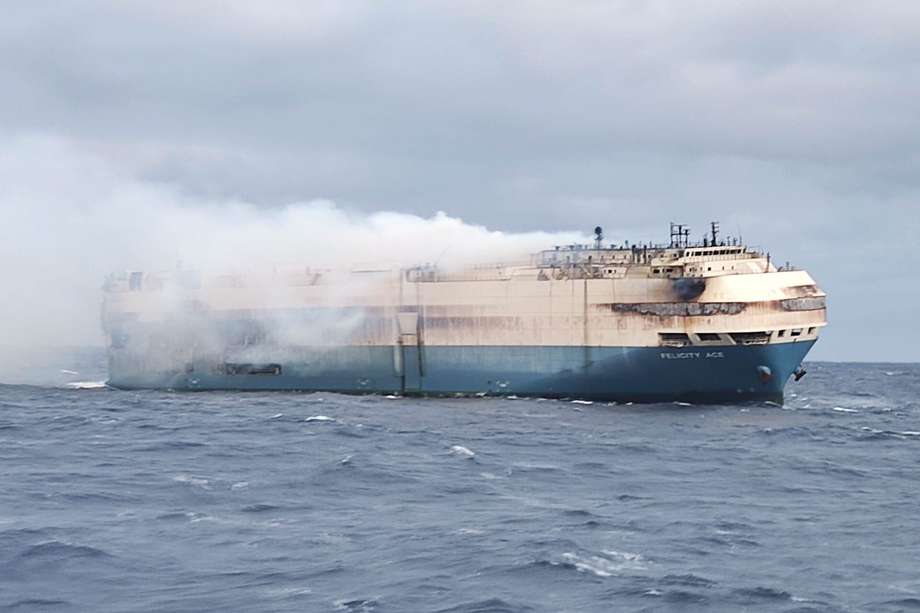 Imagen del incendio a bordo del buque Felicity Ace.