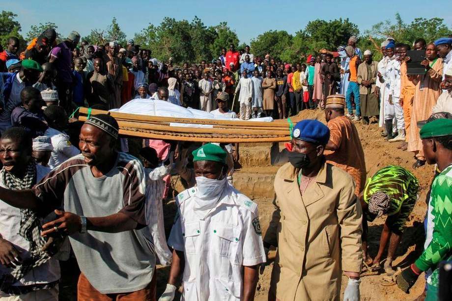 Un grupo de dolientes asiste al funeral de 43 trabajadores agrícolas en Zabarmari, a unos 20 km de Maiduguri (Nigeria).