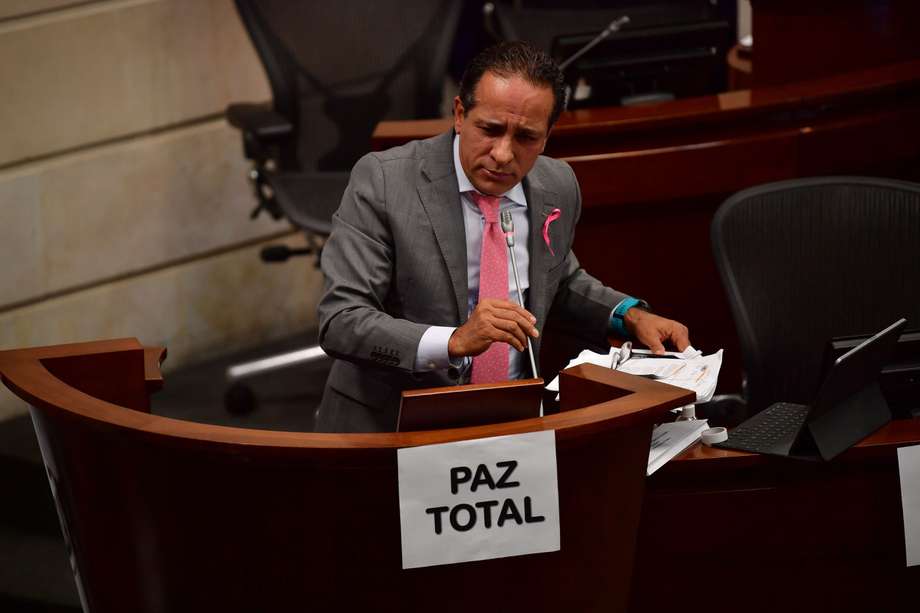 El senador Alexander López en el debate sobre "Tierras para campesinos" y "Paz Total".