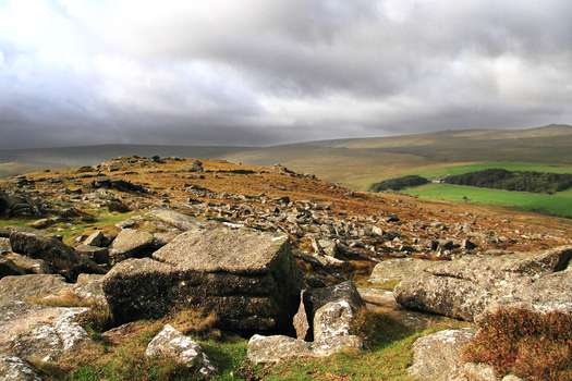 El sitio arqueológico se encuentra en el Parque Nacional de Dartmoor (Reino Unido).