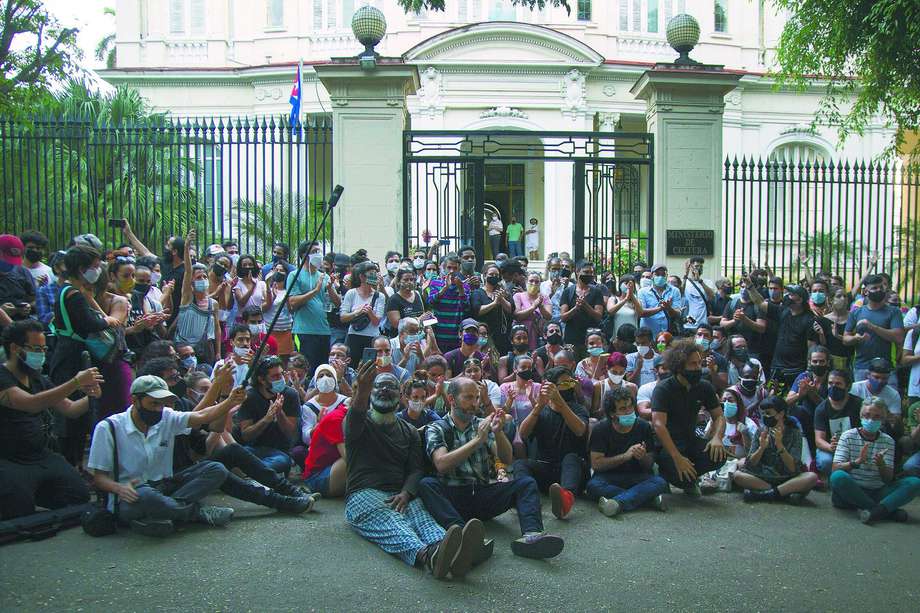 Por primera vez en seis décadas cientos de artistas se reunieron para protestar frente al Ministerio de Cultura de Cuba. / AP
