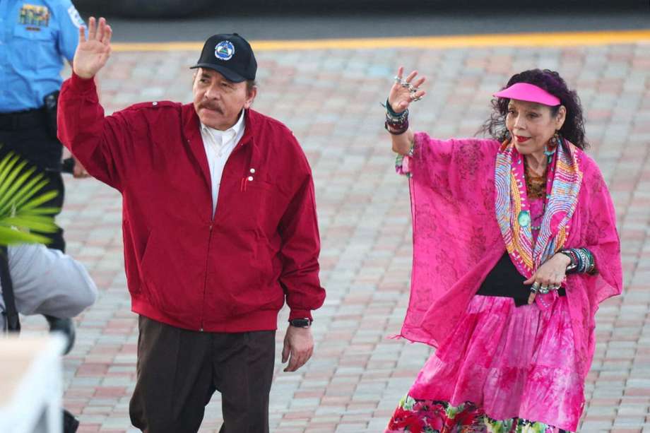 El presidente Daniel Ortega (izquierda) y su esposa y la vicepresidenta Rosario Murillo (derecha) llevan en el poder desde el 2007. Ortega ha eliminado los límites a la reelección para mandatos sucesivos y ha reprimido la oposición. 