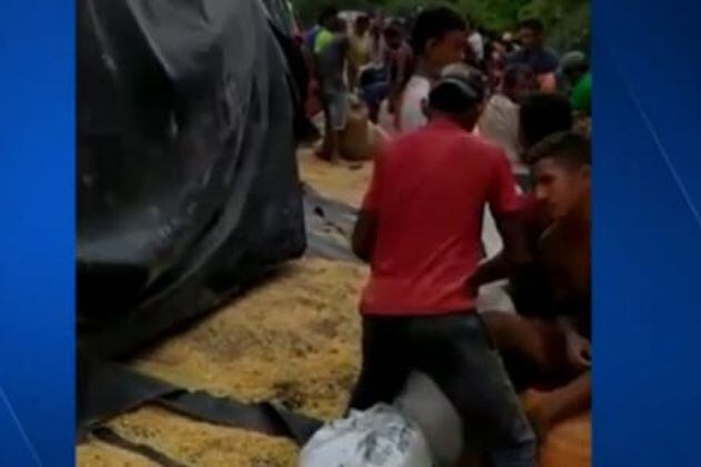 Saquean camión cargado de maíz que se volcó en Ovejas (Sucre) 