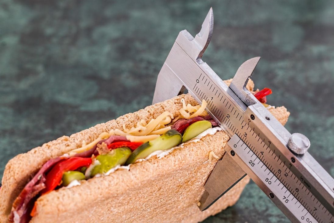¿Qué es la dieta 80/20 y cómo te puede ayudar a bajar de peso sin dejar de comer?