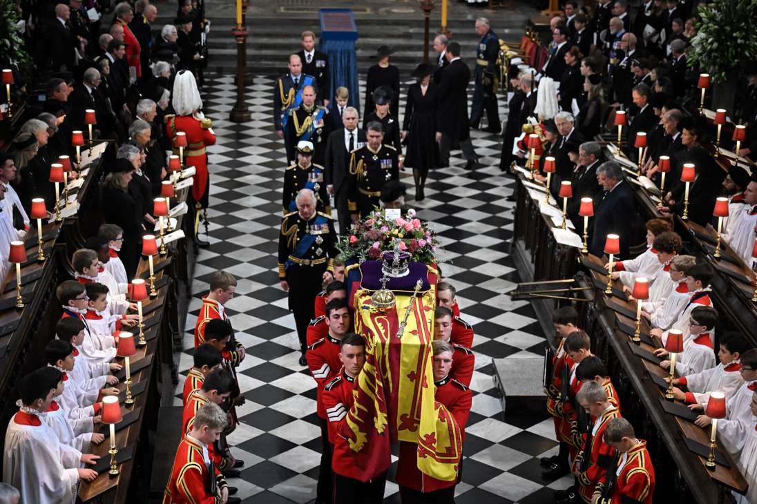 El ataúd de la reina Isabel salió de la Abadía de Westminster en compañía de la familia real, teniendo al rey Carlos III como el líder de la comitiva.