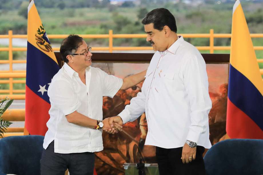 El presidente de Colombia Gustavo Petro (i), con su homólogo venezolano Nicolás Maduro.