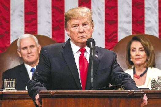 El presidente de los Estados Unidos, Donald Trump, dio su discurso frente al vicepresidente, Mike Pence, y la vocera de los demócratas, Nancy Pelosi. / AFP