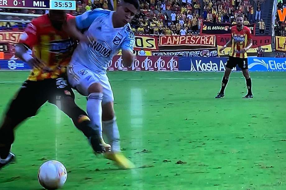 Momento en el que Daniel Cataño agrede en la cara a Jordy Monroy, del Deportivo Pereira. /Imagen tomada de Win Sports