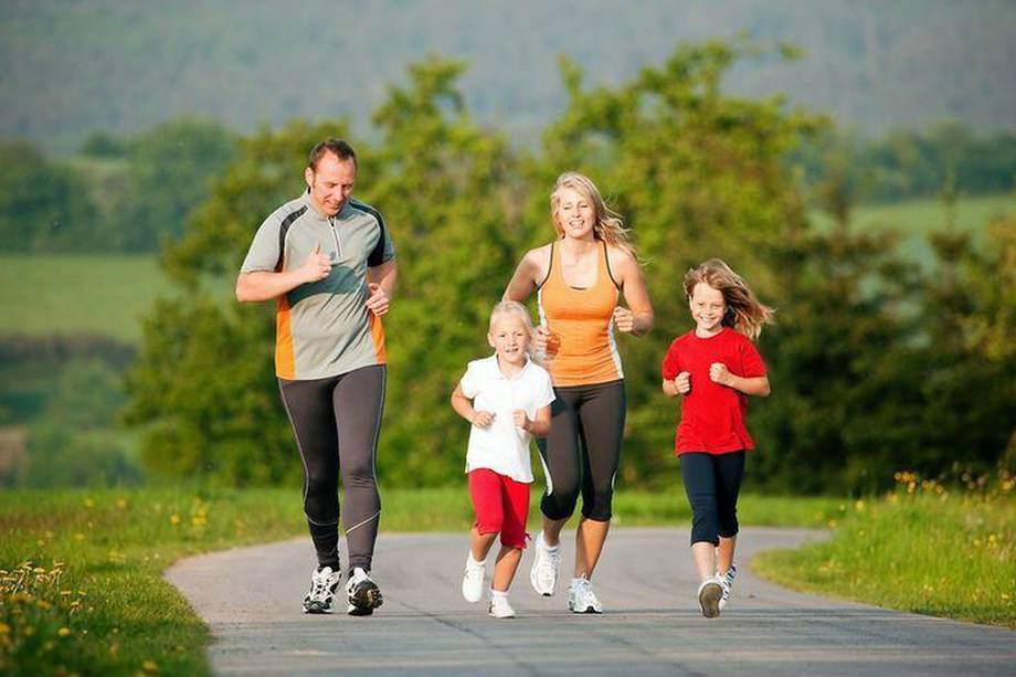 Correr es una actividad que se puede adaptar a cualquier nivel de condición física. Desde los principiantes hasta los corredores experimentados pueden beneficiarse de este deporte.