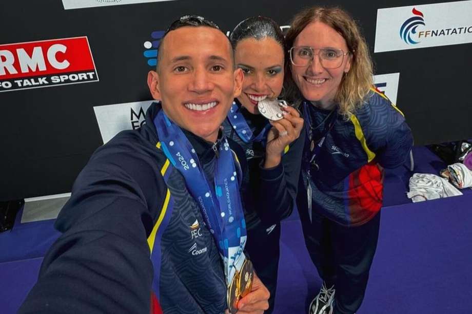 Jennifer Cequera (der.) y Gustavo Sánchez conquistaron el segundo lugar de la Copa del Mundo en natación artística en modalidad libre.