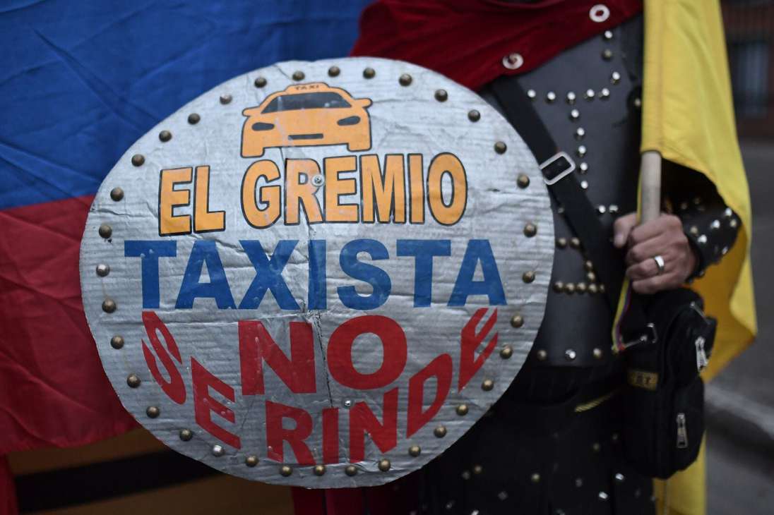 Pese al levantamiento de las protestas en la mayoría de puntos en Bogotá, los taxistas continuarán en paro nacional y esperan en las siguientes horas reunirse con el Gobierno Nacional.