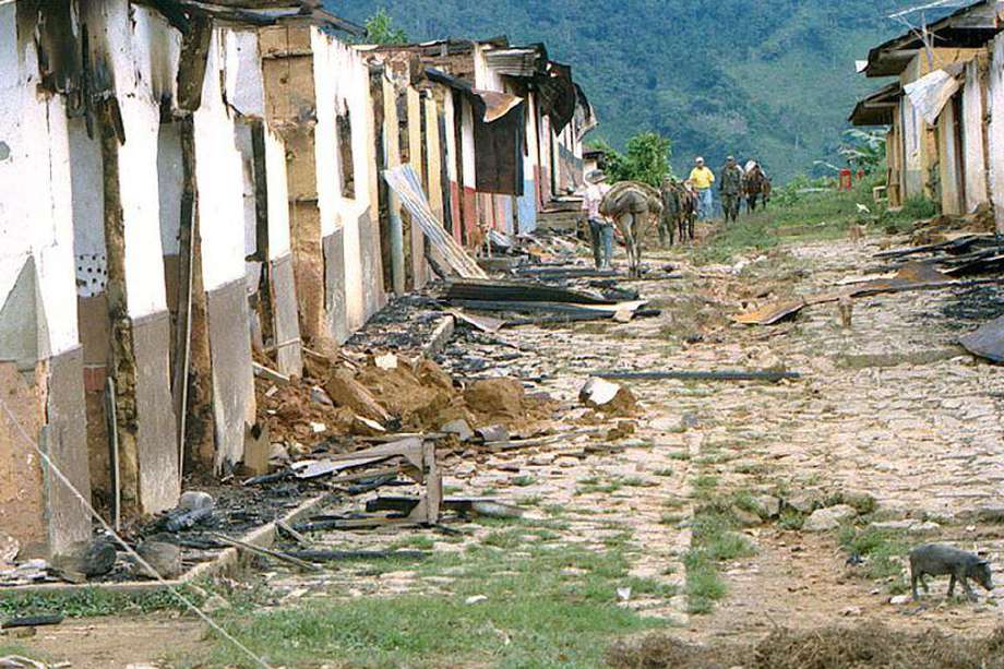 El 12 de noviembre de 1997, dos semanas después de la masacre de El Aro, El Colombiano captó las primeras imágenes de la destrucción causada por las autodefensas que quemaron el 80% del poblado.